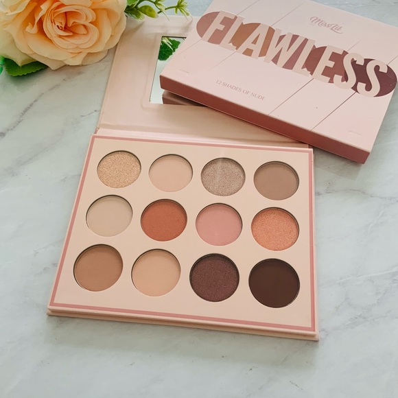 "Classic Multi-Color Eyeshadow Palette: Timeless Elegance and Lasting Beauty" - Picture 4 of 5